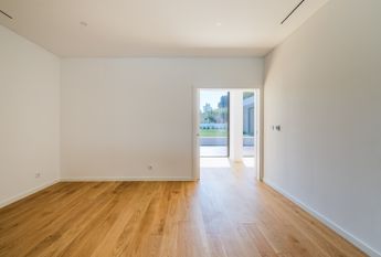 Moradia T6 de arquitetura moderna inserida no Golfe de Oeiras