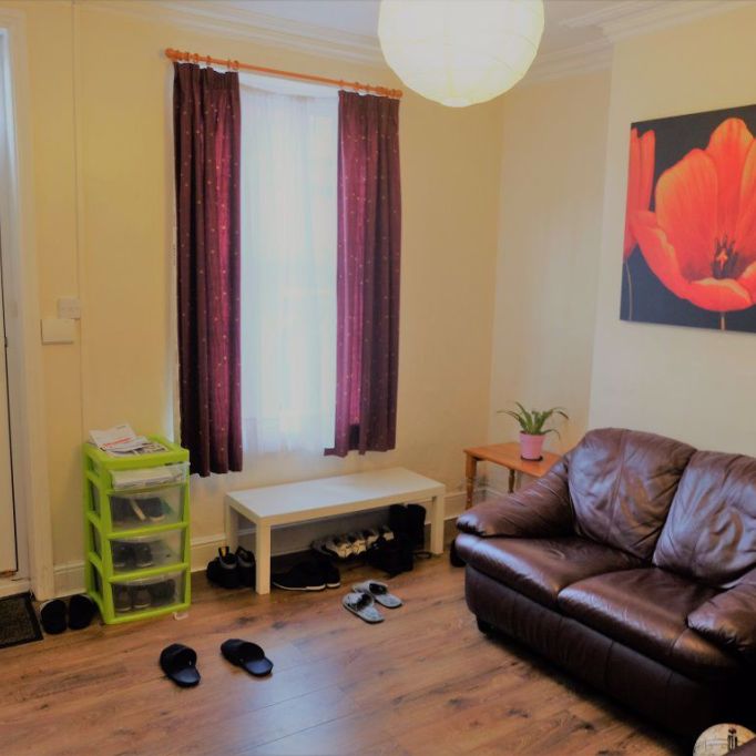 3 bedroom House in Carberry Place BED), Leeds - Photo 1