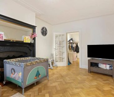 Berchem – Charmant 2-slaapkamerappartement in prachtige art-deco wo... - Photo 2