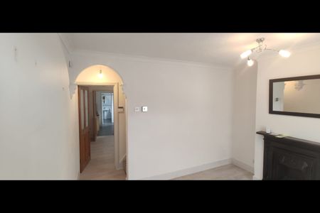 3 Bed Terraced House, Elgar Road, RG2 - Photo 4