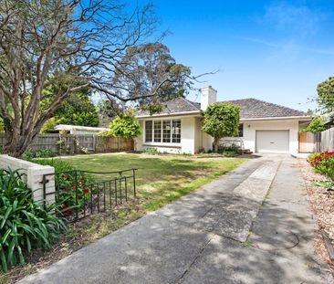 CHARACTER-FILLED 3-BEDROOM HOME LOCATED IN THE FHS ZONE! - Photo 4