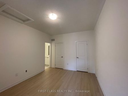 Townhouse For Lease | N8093276 - Photo 3