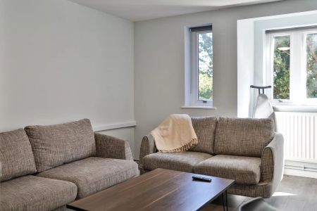 Classic Three Bed - Photo 2