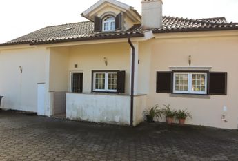 Floor of 2 bedroom villa, partially furnished and semi equipped in Requeixo!