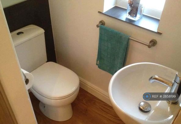 1 bedroom in a house share to rent - Photo 1