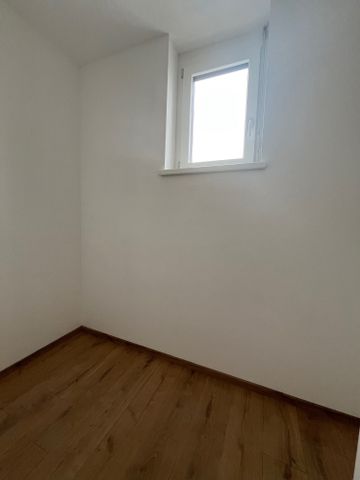 Lichtdurchflutete 3-Zimmer-Wohnung mit Küche, Balkon und Tiefgaragenplatz - Photo 2