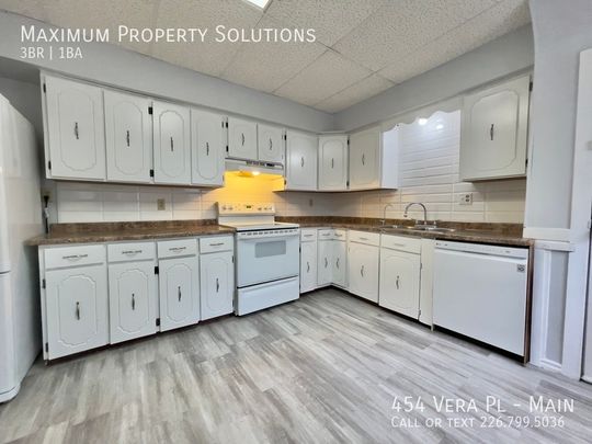 454 Vera Pl, Main Unit, Windsor - Photo 1