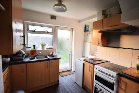 To Rent Victoria Avenue, Winton, Bournemouth, BH9 £2,400 pcm Tenancy Info - Photo 2