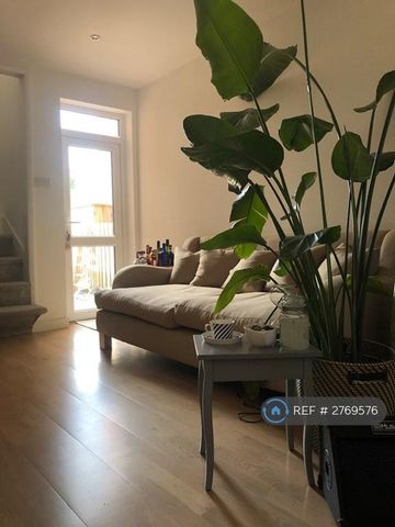 3 bedroom end of terrace house to rent - Photo 2