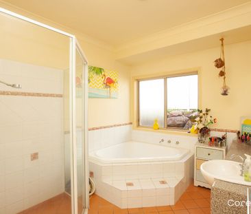 6 Month lease only ... Centrally Located - Large Four Bedroom Famil... - Photo 3