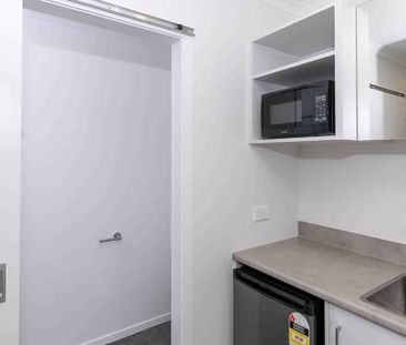 Furnished Studio Room in Hamilton East - Photo 4