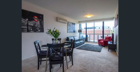 *FULLY FURNISHED* Fabulously located * TO INSPECT, please call Agent on mob 0402 000 599 * - Photo 2