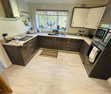 4 bedroom detached house to rent - Photo 4
