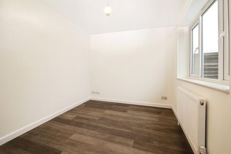 3 bedroom end of terrace house to rent - Photo 4