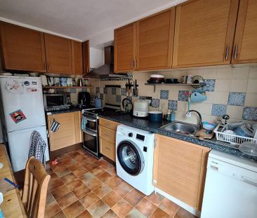 1 bedroom in a flat share to rent - Photo 3