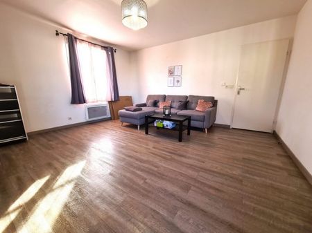 A LOUER - APPARTEMENT - 2 CHAMBRES + 2 PARKING - Photo 3