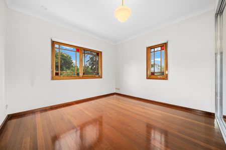 Expansive 4-5 B/R Family Home - Photo 3