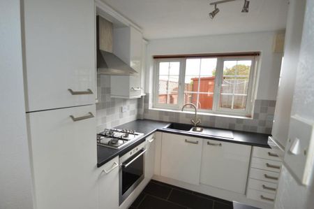 2 bedroom semi-detached house to rent - Photo 3