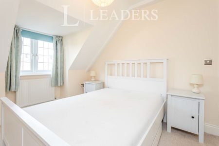 2 bedroom apartment to rent High Street, Redhill, RH1 - Photo 4