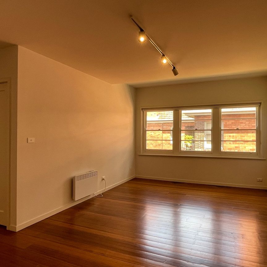 Art Deco Living in a quiet Cul-de-sac. - Photo 1