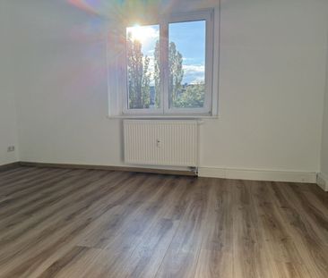 3 Zimmer • Balkon • Laminat • Tageslichtbad mit Wanne • Stellplatz ... - Foto 1