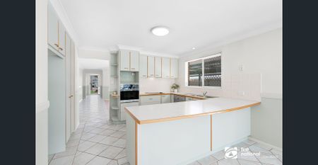 BEAUTIFUL LOWSET IN QUIET POCKET OF WYNNUM WEST - BRAND NEW DUCTED AIR-CON BEING INSTALLED. - Photo 2