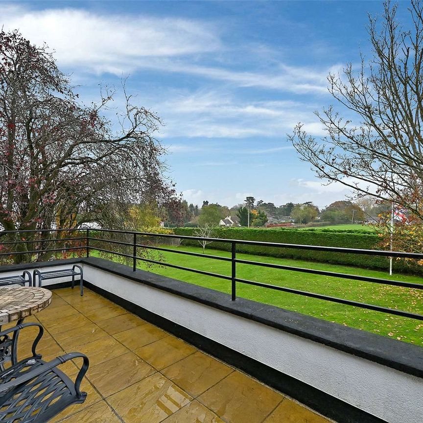 A beautifully presented two bedroom apartment in a gated and private with views over fields an off-street parking. - Photo 1