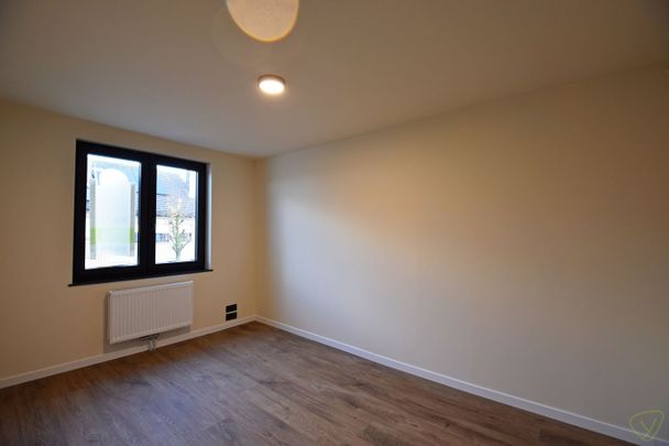 Volledig gerenoveerde woning te huur nabij het centrum van Eeklo! - Foto 1