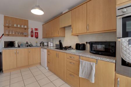 1 bedroom in a house share to rent - Photo 2