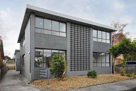 “1960s Scale, Contemporary Style” - Photo 4