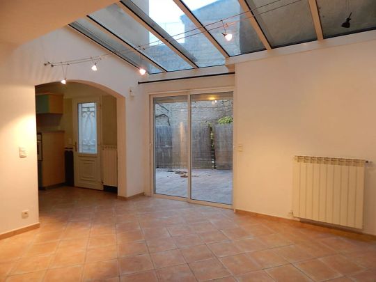 EXCLUSIVITE A CHATEAUNEUF DE GADAGNE ENTRE LE THOR ET AVIGNON - MAISON A LOUER DE 107 M² - 3 chambres - 2 SDB -AVEC COUR DE 40 M² - Photo 1