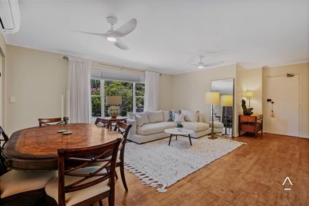 Recently Renovated Sun-Filled And Spacious Two Bedroom Plus Lock Up Garage Apartment, Luscious Green Outlook, Close To All Amenities - Photo 4