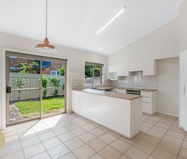 Perfectly Positioned Townhouse in a Prime Location - Photo 3