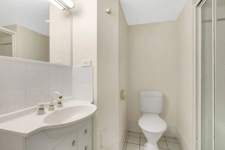 Prime Location Refurbished 2-Bedroom Unit with Ensuite Bathrooms - Photo 3