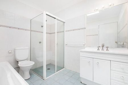 Spacious Three Bedroom Townhouse - Photo 4