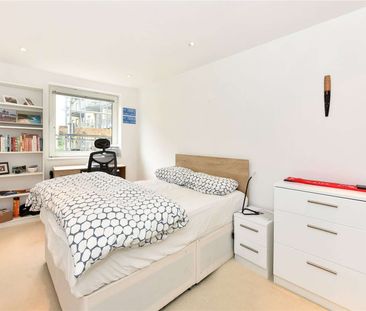 A light, bright and spacious three bedroom apartment situated on th... - Photo 2