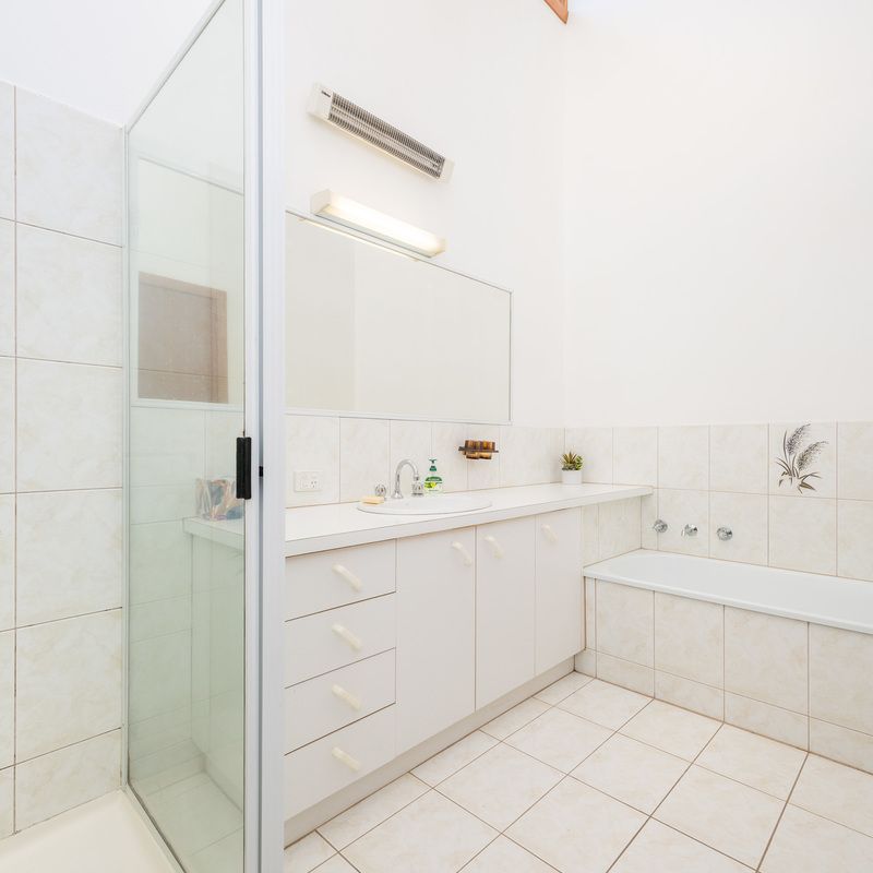 5 BEDROOM HOME IN MOOROOPNA!!! - Photo 1