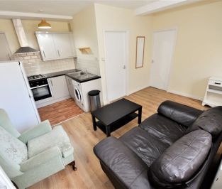 1 bedroom Flat in Lea Farm Drive, Leeds - Photo 2