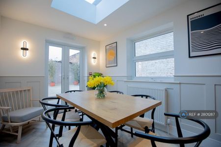 1 bedroom in a house share to rent - Photo 2