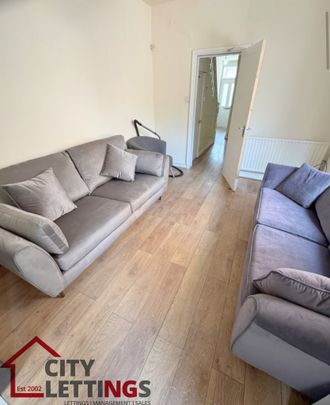 7 Bedroom Mid Terraced House - Photo 1