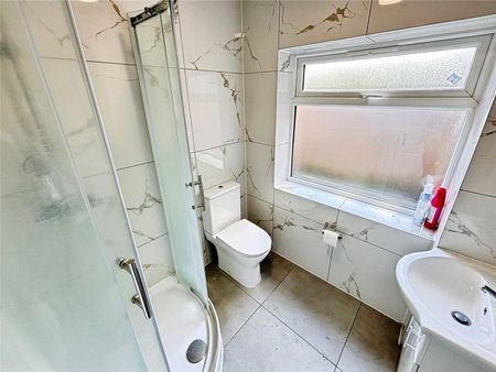 Thorney Mill Road, Iver, Buckinghamshire, SL0 - Photo 5
