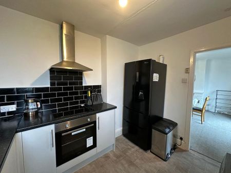 3 bedroom semi-detached house to rent - Photo 5