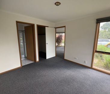 FRESHLY UPDATED FAMILY HOME IN PRIME CRANBOURNE LOCATION! - Photo 3