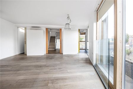 A four bedroom mid terraced property situated in London. - Photo 5