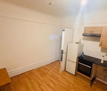 3 bedroom flat to rent - Photo 2