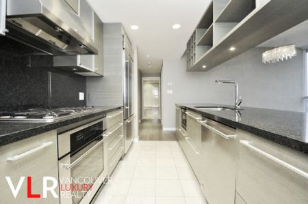 Sub-Penthouse in Downtown Vancouver, BC - Photo 4