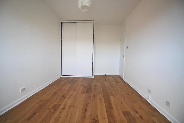 2 bed flat to rent in Rowlands Close, London, NW7 - Photo 1