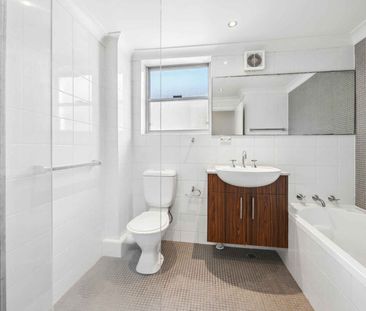 Large & Spacious One Bedroom Apartment + Parking - Photo 5