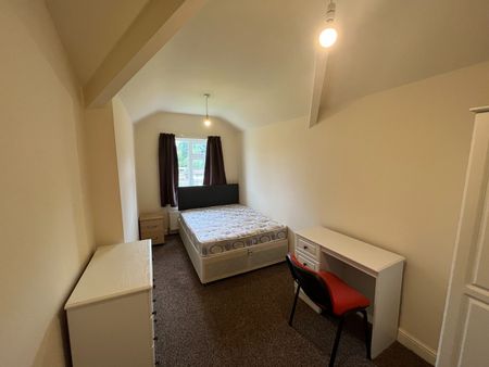 6 Bed Semi-Detached House, Yew Tree Road, M14 - Photo 2