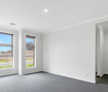 Luxury, Space & Style in the Heart of Thornhill Park - Photo 1